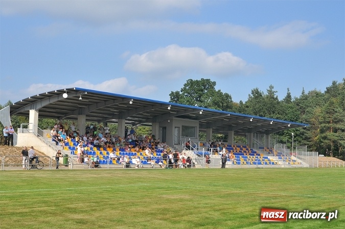 Zdjęcie w galerii na portalu naszraciborz.pl: W Kuźni Raciborskiej uroczyście otwarto nowy stadion wiadomości z regionu