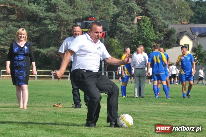 Zdjęcie w galerii na portalu naszraciborz.pl: W Kuźni Raciborskiej uroczyście otwarto nowy stadion wiadomości z regionu