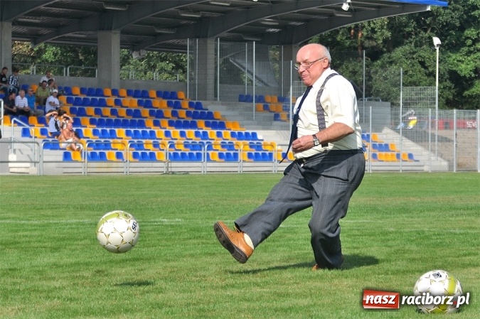 Zdjęcie w galerii na portalu naszraciborz.pl: W Kuźni Raciborskiej uroczyście otwarto nowy stadion wiadomości z regionu