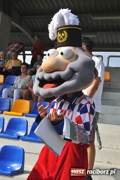 Zdjęcie w galerii na portalu naszraciborz.pl: W Kuźni Raciborskiej uroczyście otwarto nowy stadion wiadomości z regionu