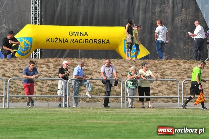 Zdjęcie w galerii na portalu naszraciborz.pl: W Kuźni Raciborskiej uroczyście otwarto nowy stadion wiadomości z regionu