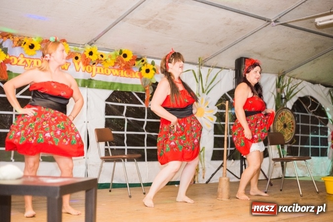 Zdjęcie w galerii na portalu naszraciborz.pl: Conchita Wurst i Krzysztof Krawczyk na dożynkach w Wojnowicach wiadomości z regionu
