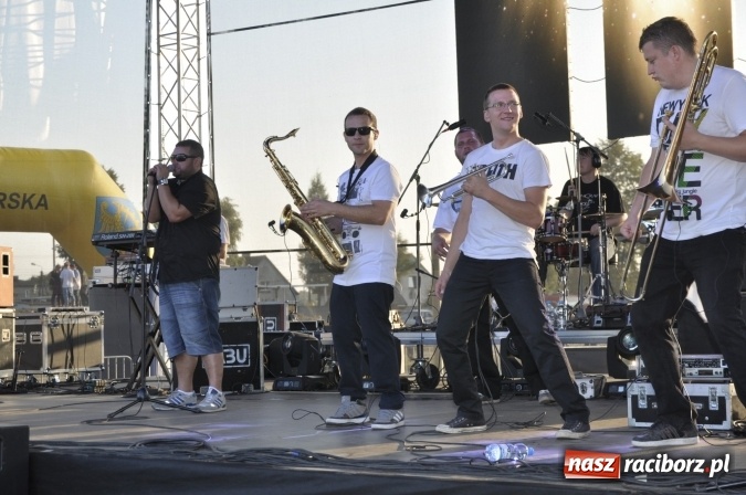 Zdjęcie w galerii na portalu naszraciborz.pl: Tabu, Bartnicky Band i Tomasz Niecik żegnali lato w Kuźni Raciborskiej wiadomości z regionu