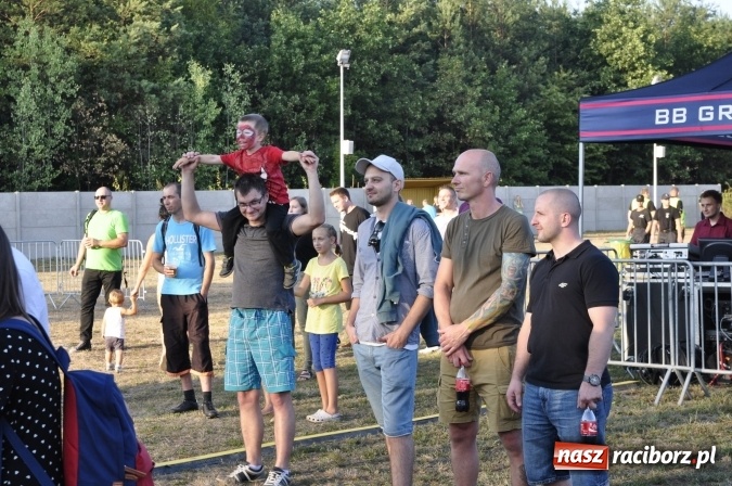 Zdjęcie w galerii na portalu naszraciborz.pl: Tabu, Bartnicky Band i Tomasz Niecik żegnali lato w Kuźni Raciborskiej wiadomości z regionu