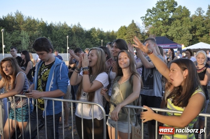 Zdjęcie w galerii na portalu naszraciborz.pl: Tabu, Bartnicky Band i Tomasz Niecik żegnali lato w Kuźni Raciborskiej wiadomości z regionu