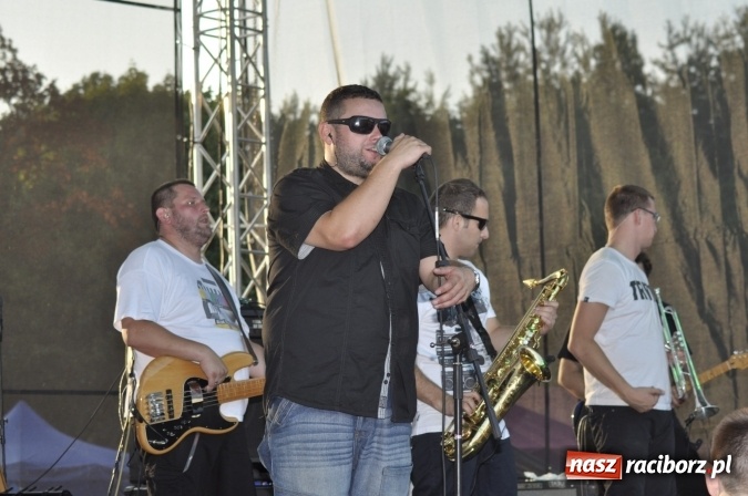 Zdjęcie w galerii na portalu naszraciborz.pl: Tabu, Bartnicky Band i Tomasz Niecik żegnali lato w Kuźni Raciborskiej wiadomości z regionu