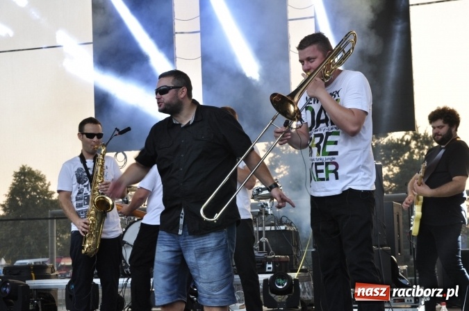 Zdjęcie w galerii na portalu naszraciborz.pl: Tabu, Bartnicky Band i Tomasz Niecik żegnali lato w Kuźni Raciborskiej wiadomości z regionu