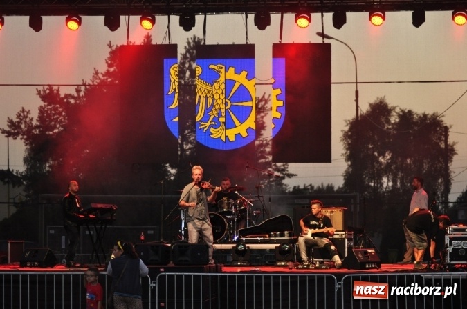 Zdjęcie w galerii na portalu naszraciborz.pl: Tabu, Bartnicky Band i Tomasz Niecik żegnali lato w Kuźni Raciborskiej wiadomości z regionu