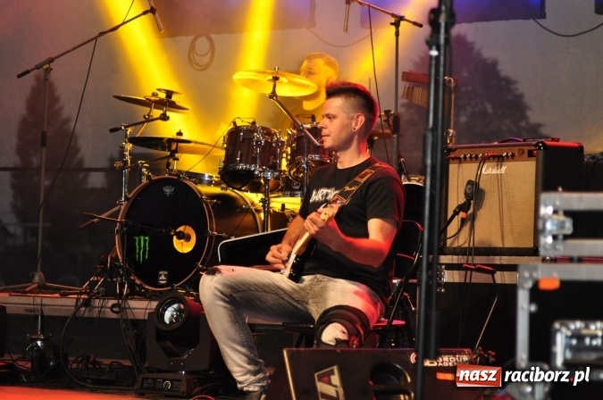 Zdjęcie w galerii na portalu naszraciborz.pl: Tabu, Bartnicky Band i Tomasz Niecik żegnali lato w Kuźni Raciborskiej wiadomości z regionu