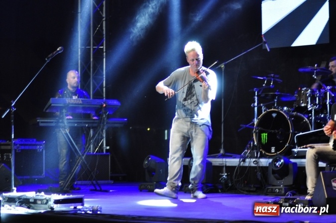 Zdjęcie w galerii na portalu naszraciborz.pl: Tabu, Bartnicky Band i Tomasz Niecik żegnali lato w Kuźni Raciborskiej wiadomości z regionu