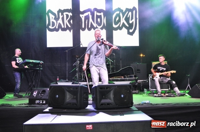 Zdjęcie w galerii na portalu naszraciborz.pl: Tabu, Bartnicky Band i Tomasz Niecik żegnali lato w Kuźni Raciborskiej wiadomości z regionu
