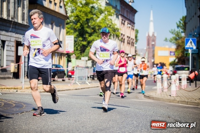 Zdjęcie w galerii na portalu naszraciborz.pl: Do biegu, gotowi, start! I RAFAKO Półmaraton Racibórz już za nami wiadomości z regionu