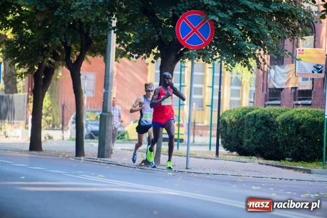 Zdjęcie w galerii na portalu naszraciborz.pl: Do biegu, gotowi, start! I RAFAKO Półmaraton Racibórz już za nami wiadomości z regionu