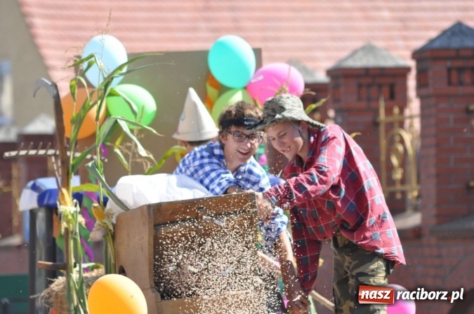 Zdjęcie w galerii na portalu naszraciborz.pl: Dożynki 2015 - w Rudniku z letnim dyngusem wiadomości z regionu