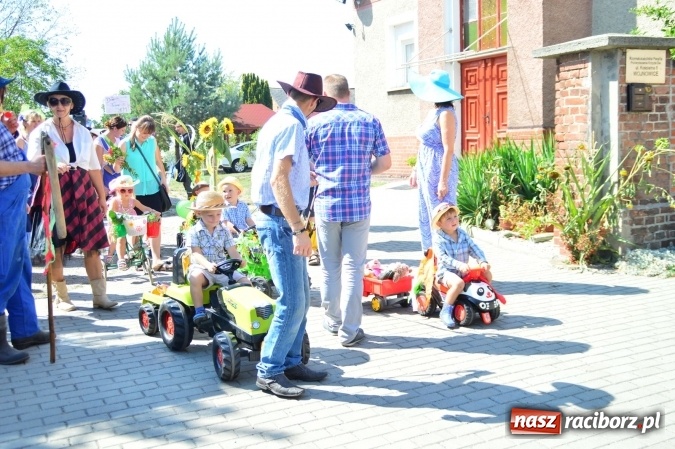 Zdjęcie w galerii na portalu naszraciborz.pl: Dożynki 2015 - barwny korow&oacute;d przeszedł ulicami Wojnowic wiadomości z regionu