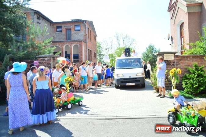 Zdjęcie w galerii na portalu naszraciborz.pl: Dożynki 2015 - barwny korow&oacute;d przeszedł ulicami Wojnowic wiadomości z regionu