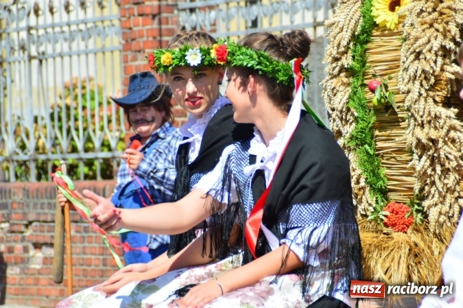 Zdjęcie w galerii na portalu naszraciborz.pl: Dożynki 2015 - barwny korow&oacute;d przeszedł ulicami Wojnowic wiadomości z regionu