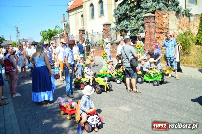 Zdjęcie w galerii na portalu naszraciborz.pl: Dożynki 2015 - barwny korow&oacute;d przeszedł ulicami Wojnowic wiadomości z regionu