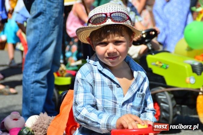 Zdjęcie w galerii na portalu naszraciborz.pl: Dożynki 2015 - barwny korow&oacute;d przeszedł ulicami Wojnowic wiadomości z regionu