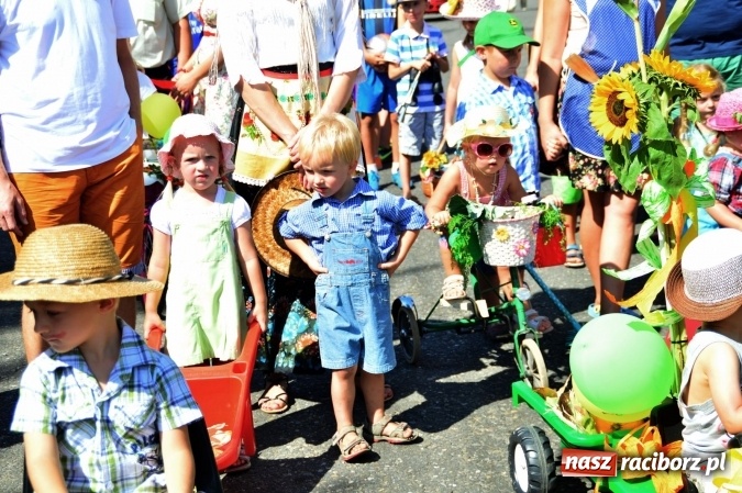 Zdjęcie w galerii na portalu naszraciborz.pl: Dożynki 2015 - barwny korow&oacute;d przeszedł ulicami Wojnowic wiadomości z regionu
