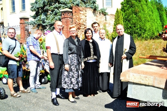 Zdjęcie w galerii na portalu naszraciborz.pl: Dożynki 2015 - barwny korow&oacute;d przeszedł ulicami Wojnowic wiadomości z regionu