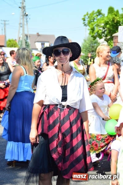 Zdjęcie w galerii na portalu naszraciborz.pl: Dożynki 2015 - barwny korow&oacute;d przeszedł ulicami Wojnowic wiadomości z regionu