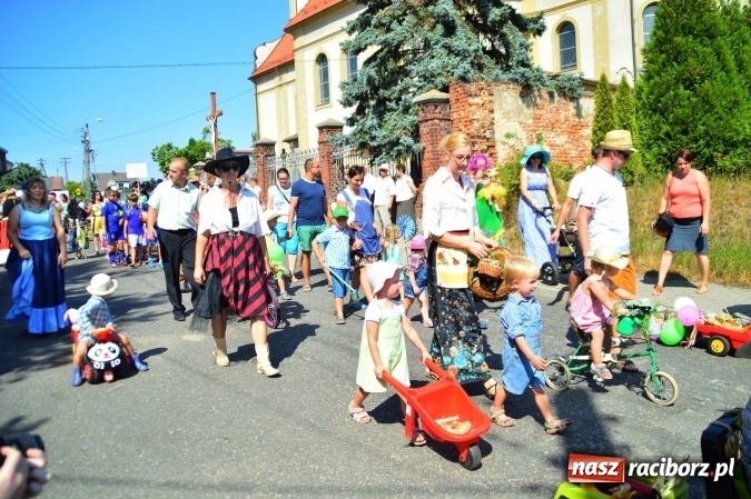 Zdjęcie w galerii na portalu naszraciborz.pl: Dożynki 2015 - barwny korow&oacute;d przeszedł ulicami Wojnowic wiadomości z regionu