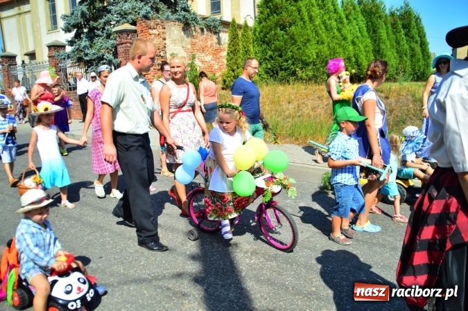 Zdjęcie w galerii na portalu naszraciborz.pl: Dożynki 2015 - barwny korow&oacute;d przeszedł ulicami Wojnowic wiadomości z regionu