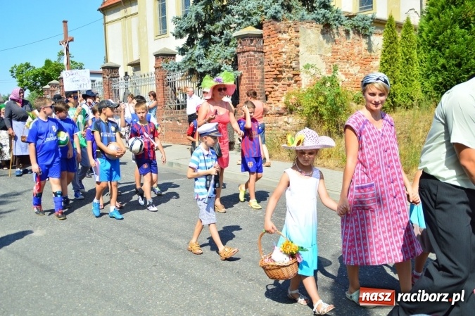 Zdjęcie w galerii na portalu naszraciborz.pl: Dożynki 2015 - barwny korow&oacute;d przeszedł ulicami Wojnowic wiadomości z regionu