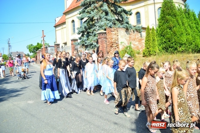 Zdjęcie w galerii na portalu naszraciborz.pl: Dożynki 2015 - barwny korow&oacute;d przeszedł ulicami Wojnowic wiadomości z regionu