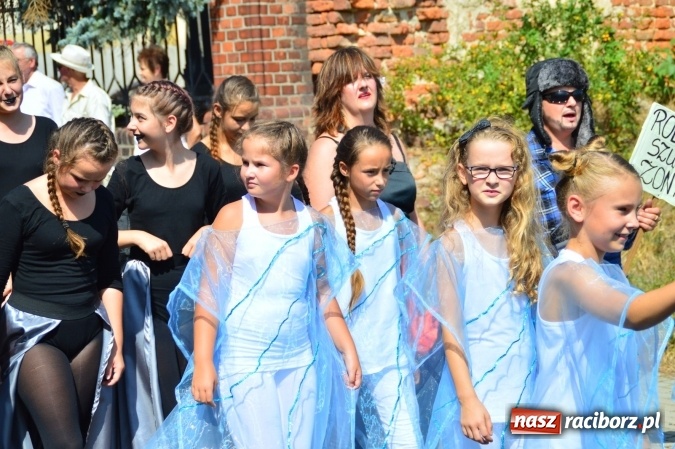 Zdjęcie w galerii na portalu naszraciborz.pl: Dożynki 2015 - barwny korow&oacute;d przeszedł ulicami Wojnowic wiadomości z regionu