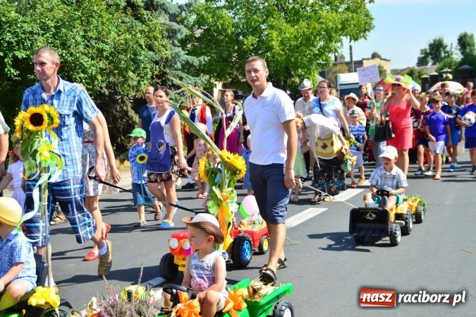 Zdjęcie w galerii na portalu naszraciborz.pl: Dożynki 2015 - barwny korow&oacute;d przeszedł ulicami Wojnowic wiadomości z regionu