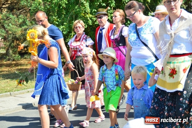 Zdjęcie w galerii na portalu naszraciborz.pl: Dożynki 2015 - barwny korow&oacute;d przeszedł ulicami Wojnowic wiadomości z regionu
