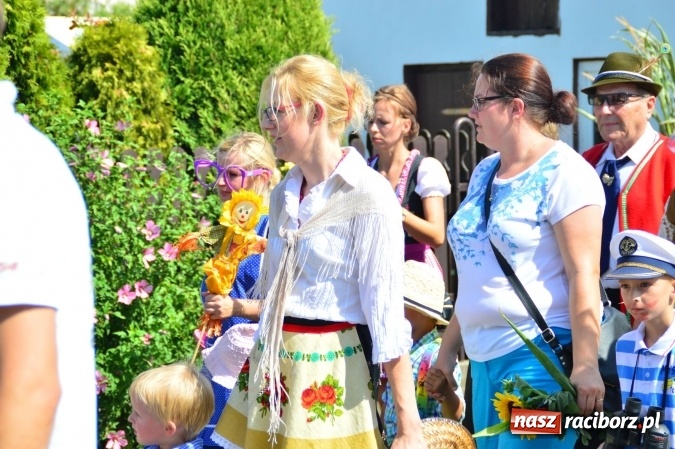 Zdjęcie w galerii na portalu naszraciborz.pl: Dożynki 2015 - barwny korow&oacute;d przeszedł ulicami Wojnowic wiadomości z regionu