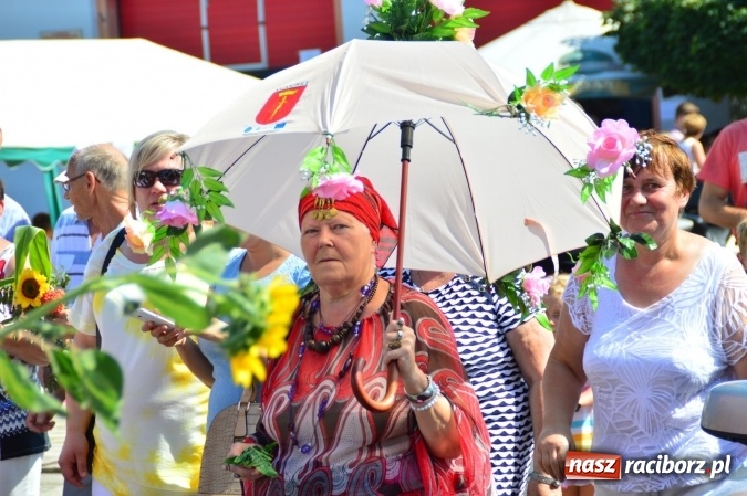 Zdjęcie w galerii na portalu naszraciborz.pl: Dożynki 2015 - barwny korow&oacute;d przeszedł ulicami Wojnowic wiadomości z regionu
