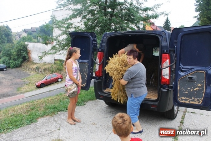 Zdjęcie w galerii na portalu naszraciborz.pl: Dożynki 2015 - w Sławikowie Te Deum za zbiory wiadomości z regionu