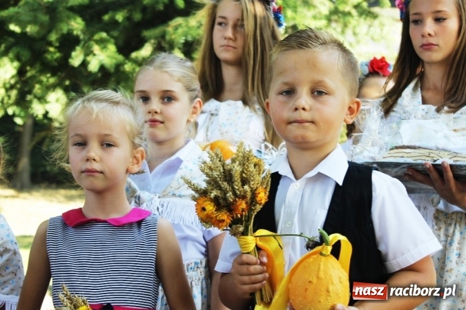 Zdjęcie w galerii na portalu naszraciborz.pl: Dożynki 2015 - w Sławikowie Te Deum za zbiory wiadomości z regionu