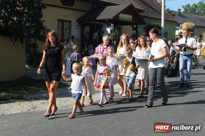 Zdjęcie w galerii na portalu naszraciborz.pl: Dożynki 2015 - w Sławikowie Te Deum za zbiory wiadomości z regionu