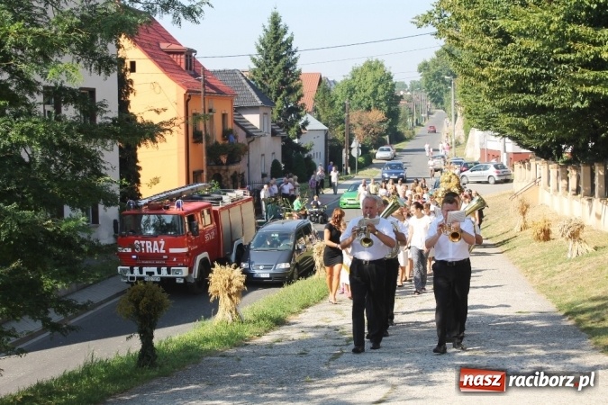 Zdjęcie w galerii na portalu naszraciborz.pl: Dożynki 2015 - w Sławikowie Te Deum za zbiory wiadomości z regionu