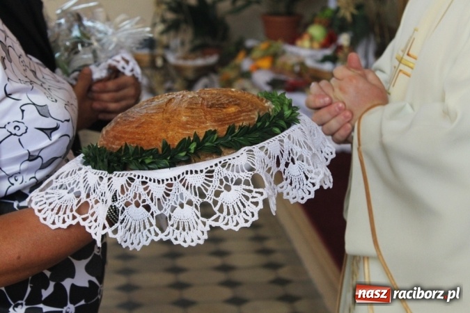 Zdjęcie w galerii na portalu naszraciborz.pl: Dożynki 2015 - w Sławikowie Te Deum za zbiory wiadomości z regionu
