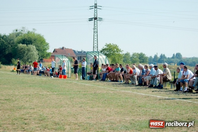 Zdjęcie w galerii na portalu naszraciborz.pl: A klasa: Brzezie pokonane. Pierwszy komplet punktów Tworkowa wiadomości z regionu