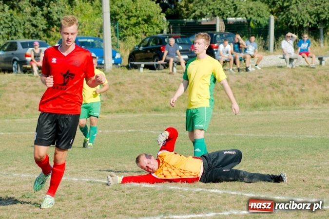 Zdjęcie w galerii na portalu naszraciborz.pl: A klasa: Brzezie pokonane. Pierwszy komplet punktów Tworkowa wiadomości z regionu