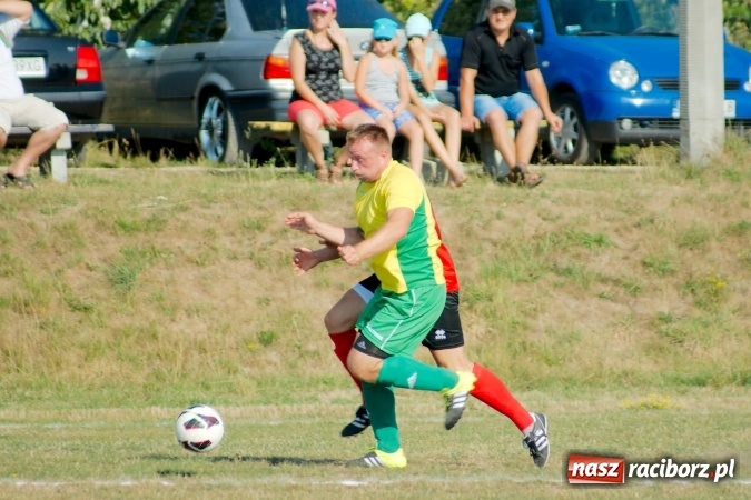 Zdjęcie w galerii na portalu naszraciborz.pl: A klasa: Brzezie pokonane. Pierwszy komplet punktów Tworkowa wiadomości z regionu