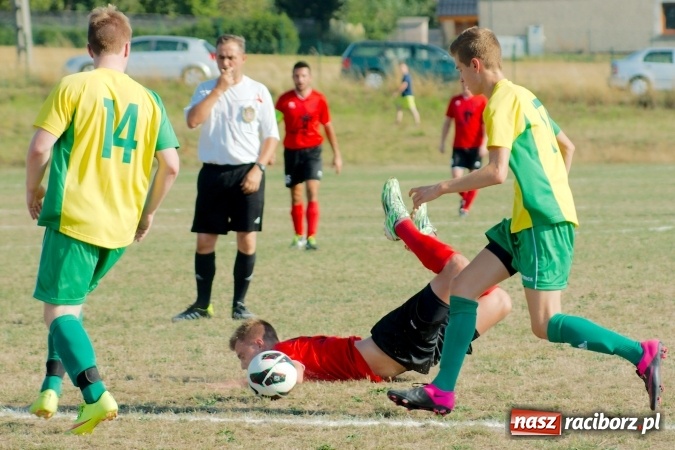Zdjęcie w galerii na portalu naszraciborz.pl: A klasa: Brzezie pokonane. Pierwszy komplet punktów Tworkowa wiadomości z regionu