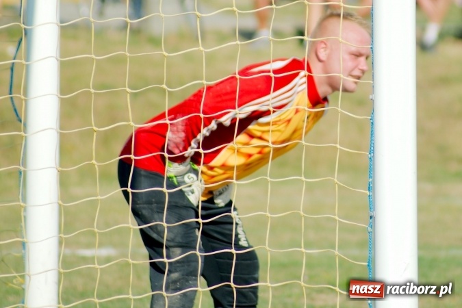 Zdjęcie w galerii na portalu naszraciborz.pl: A klasa: Brzezie pokonane. Pierwszy komplet punktów Tworkowa wiadomości z regionu