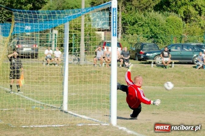 Zdjęcie w galerii na portalu naszraciborz.pl: A klasa: Brzezie pokonane. Pierwszy komplet punktów Tworkowa wiadomości z regionu