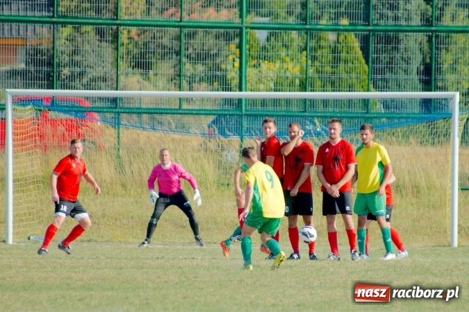 Zdjęcie w galerii na portalu naszraciborz.pl: A klasa: Brzezie pokonane. Pierwszy komplet punktów Tworkowa wiadomości z regionu