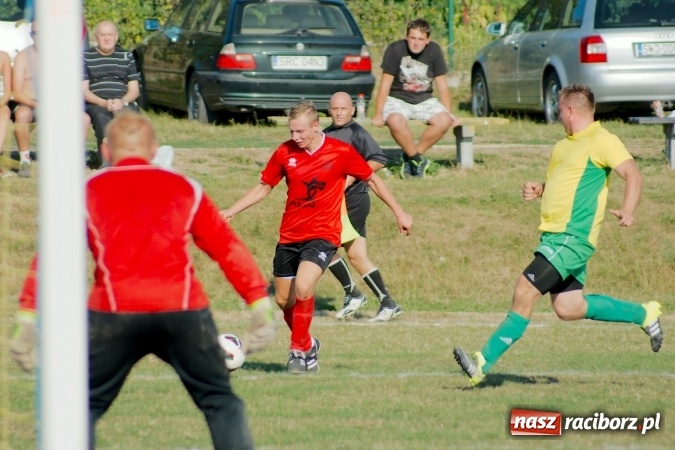 Zdjęcie w galerii na portalu naszraciborz.pl: A klasa: Brzezie pokonane. Pierwszy komplet punktów Tworkowa wiadomości z regionu