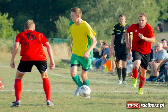 Zdjęcie w galerii na portalu naszraciborz.pl: A klasa: Brzezie pokonane. Pierwszy komplet punktów Tworkowa wiadomości z regionu