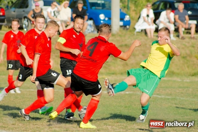 Zdjęcie w galerii na portalu naszraciborz.pl: A klasa: Brzezie pokonane. Pierwszy komplet punktów Tworkowa wiadomości z regionu